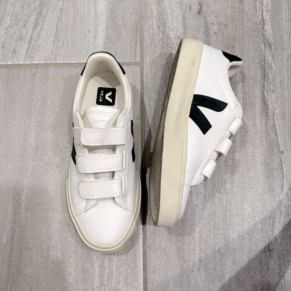 💕EUC💕 VEJA Sneakers